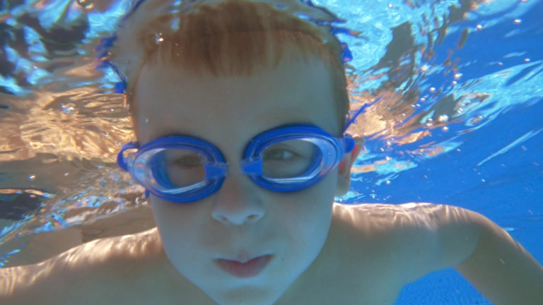 ゴーグル着用で水嫌いを克服 水泳が苦手な子供の対処法 専門家が解説 How Kids